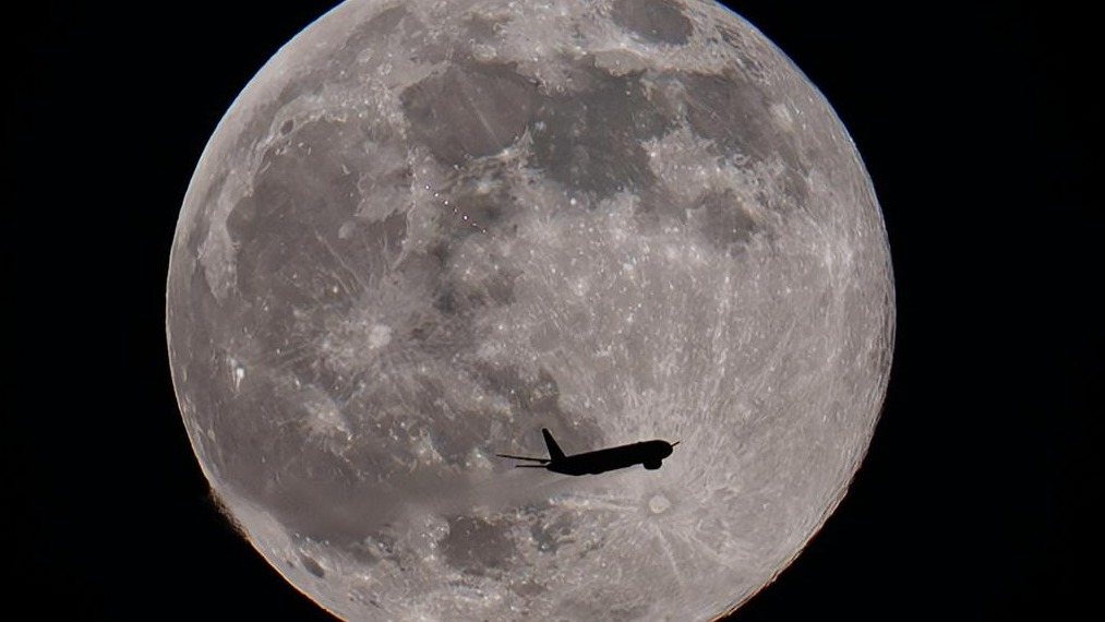 “超级月亮”现身天宇